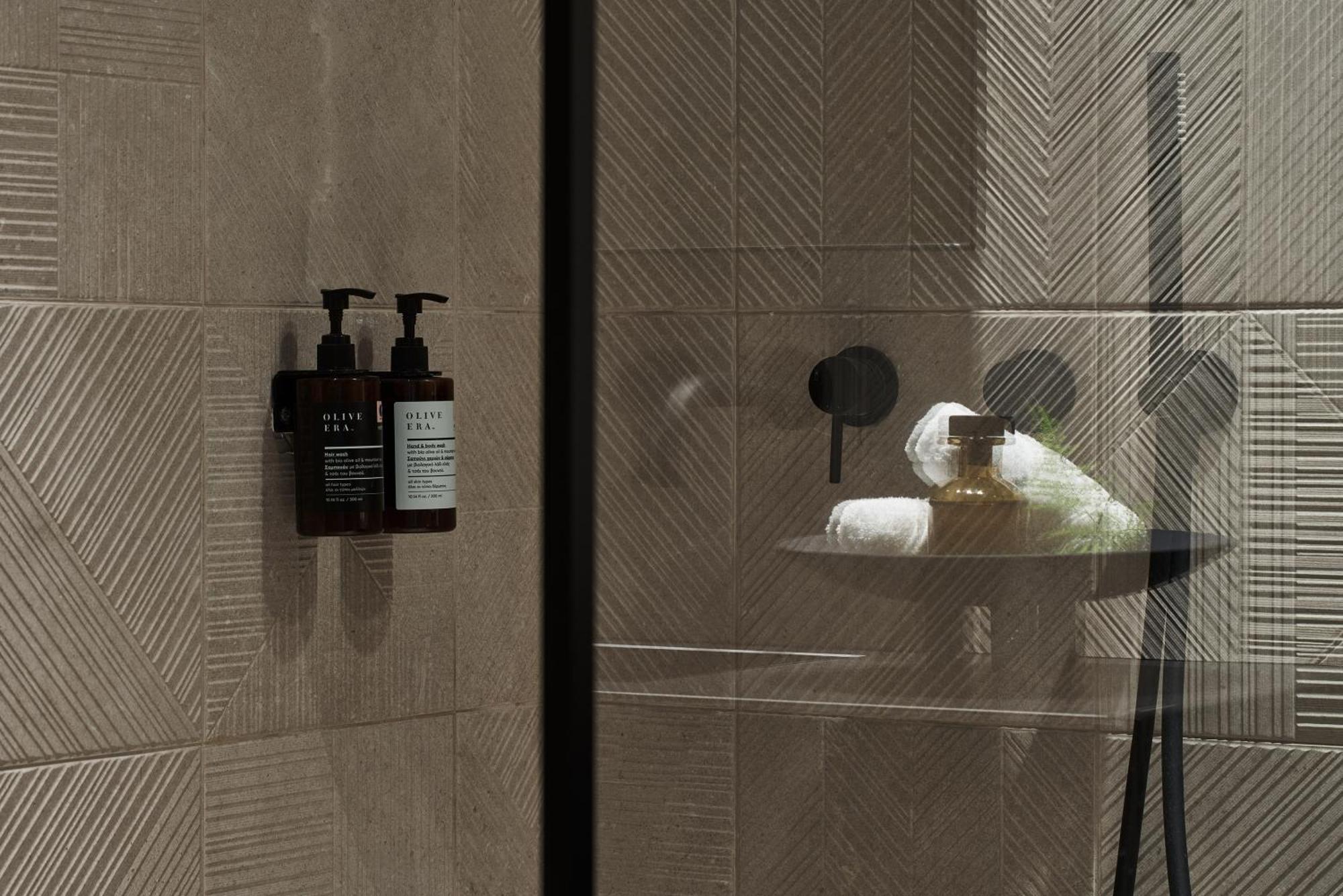 The Newel Psychiko Hotell Athen Eksteriør bilde A shower with soap and shampoo dispensers