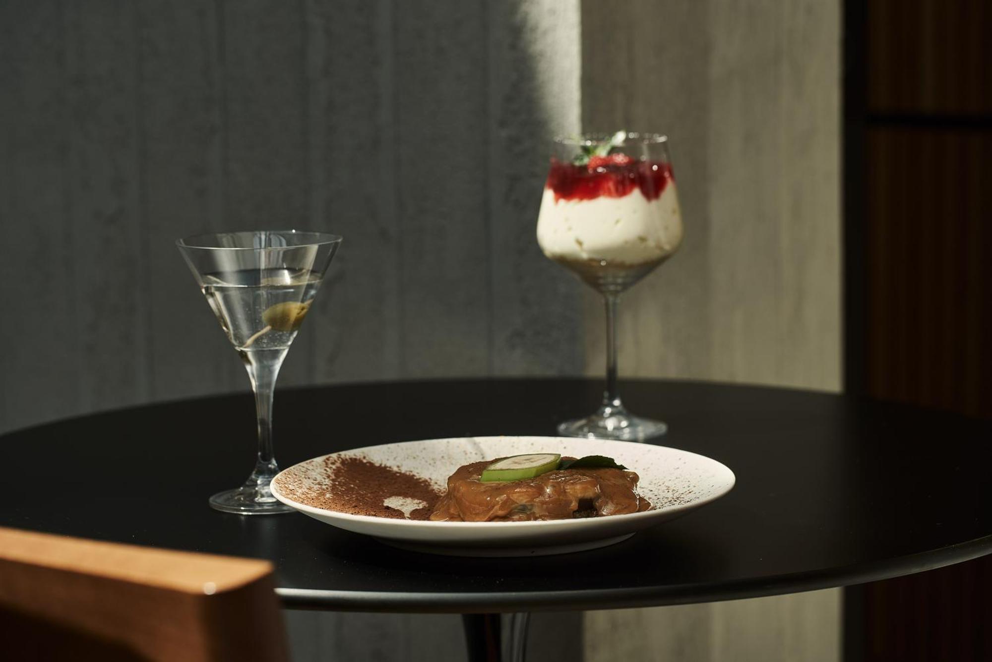 The Newel Psychiko Hotell Athen Eksteriør bilde A chocolate parfait